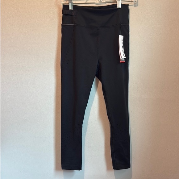 Saucony XS Explorer Utility Crop Tight Black Leggings - Picture 4 of 11